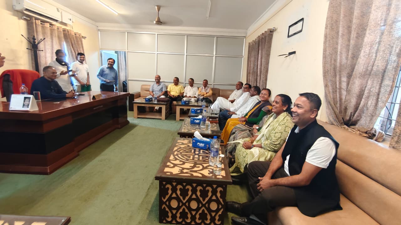 जेनजी आन्दोलमा जलेर ध्वस्त भएको प्रदेशसभा भवनमा प्लास्टिकको कुर्सीमै बसेर सभा शुरु गर्ने तयारी
